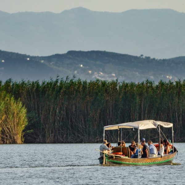 Valencia,-,September,12:,Unidentified,Group,Of,Tourists,Enjoy,A